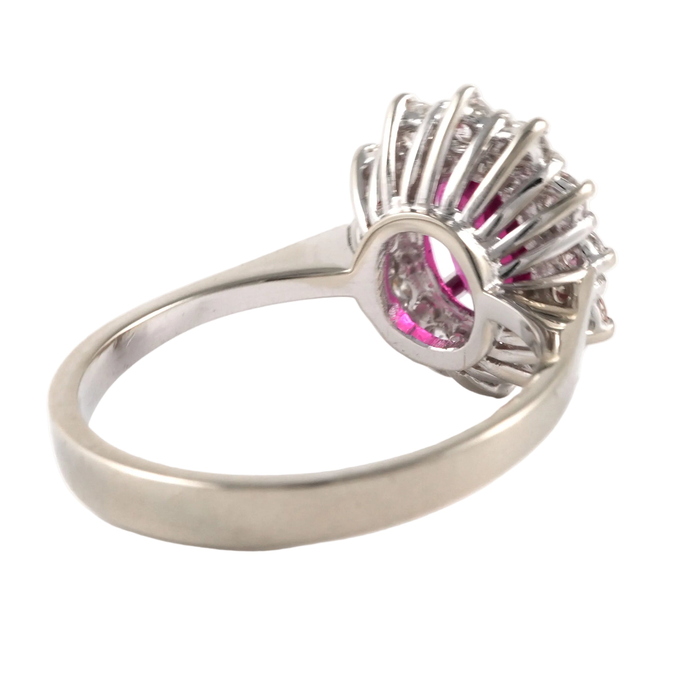 Bague Entourage en or blanc, rubis et diamants