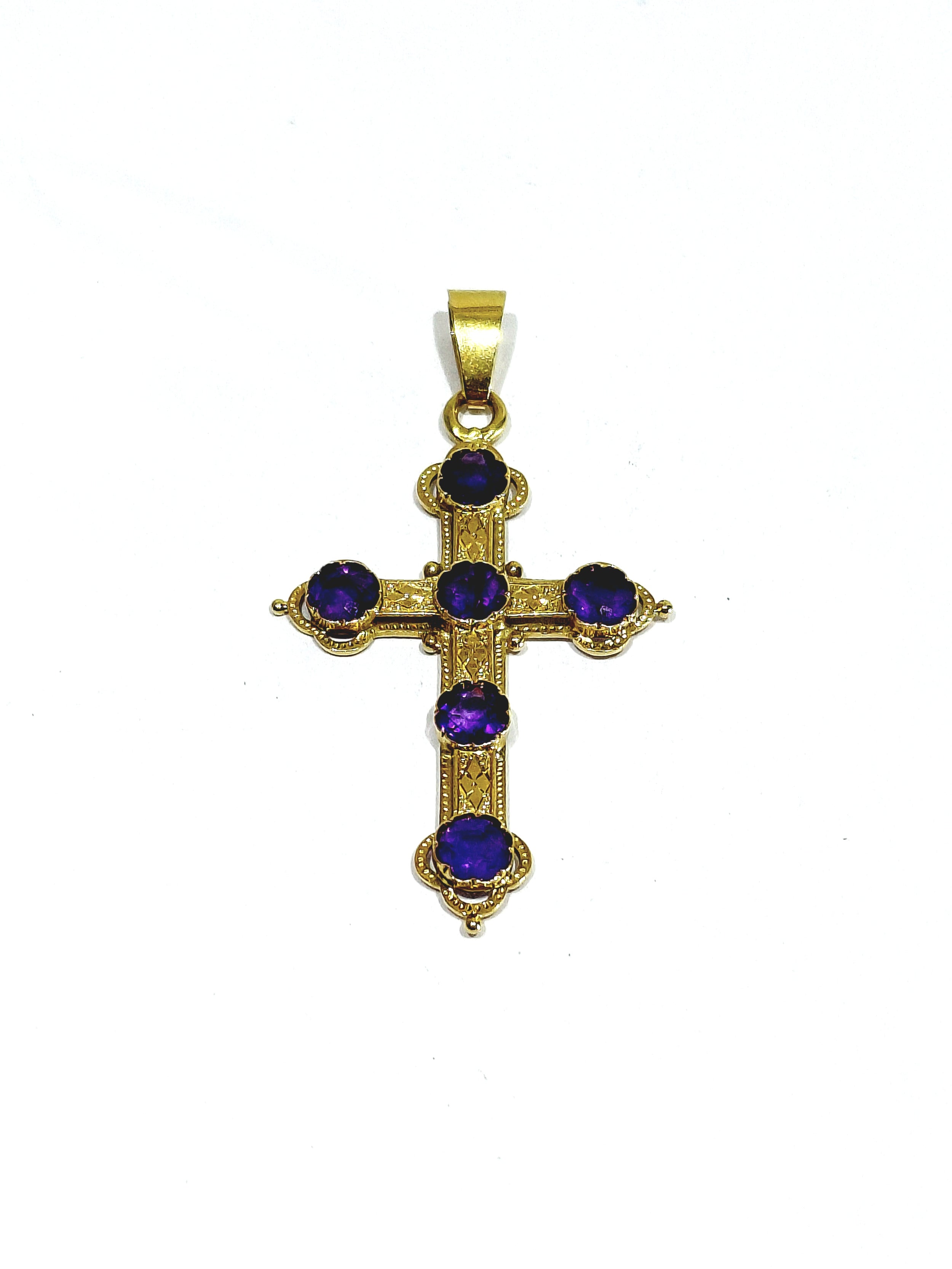 Croix en or et améthyste