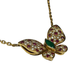 Collier Pendentif FRED "Papillon articulé" en or jaune, rubis, émeraude et diamants