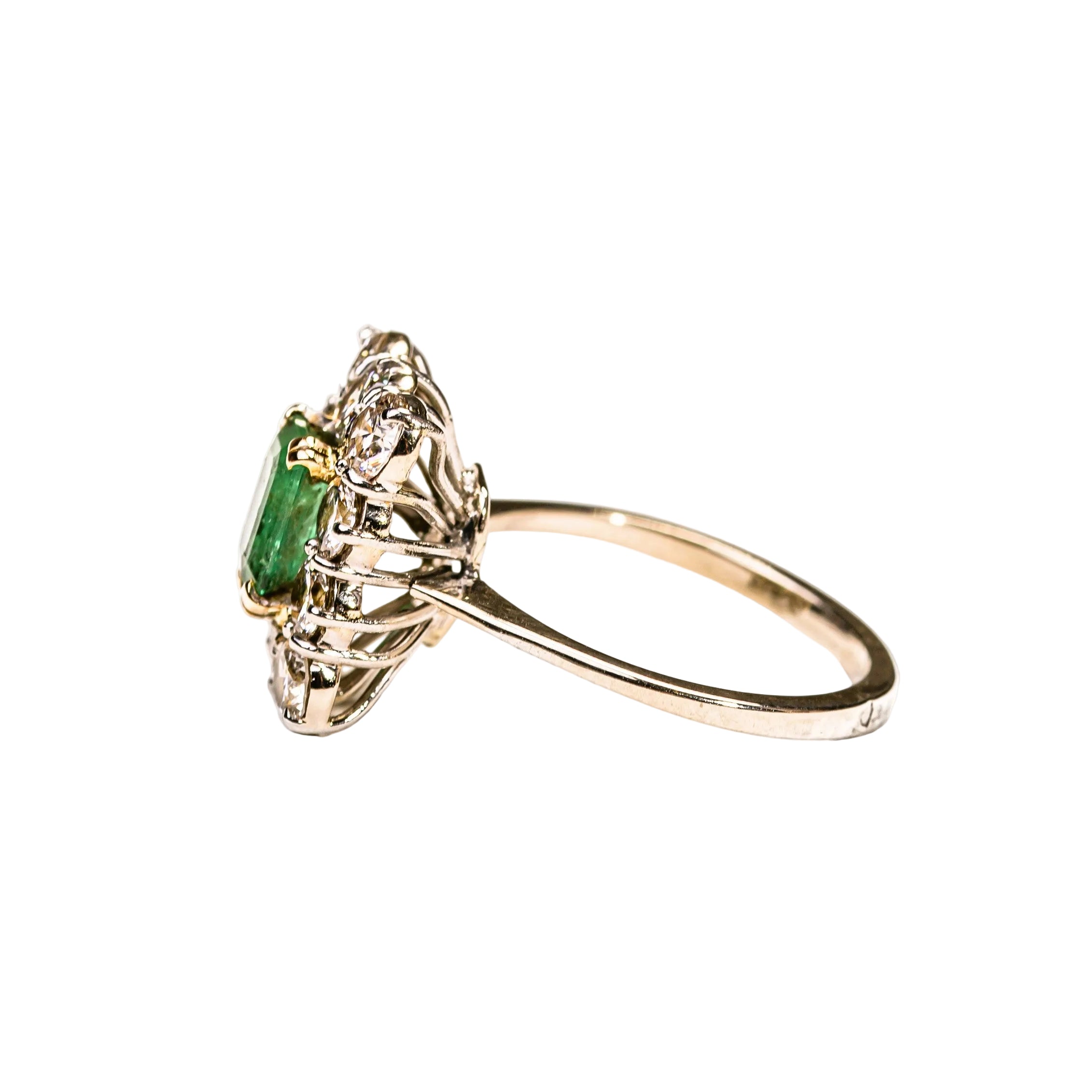 Bague Entourage en or blanc, platine, émeraude et diamants