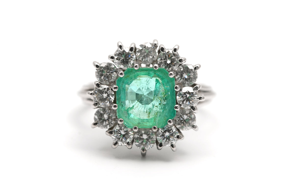 Bague Entourage en or blanc, émeraude et diamants