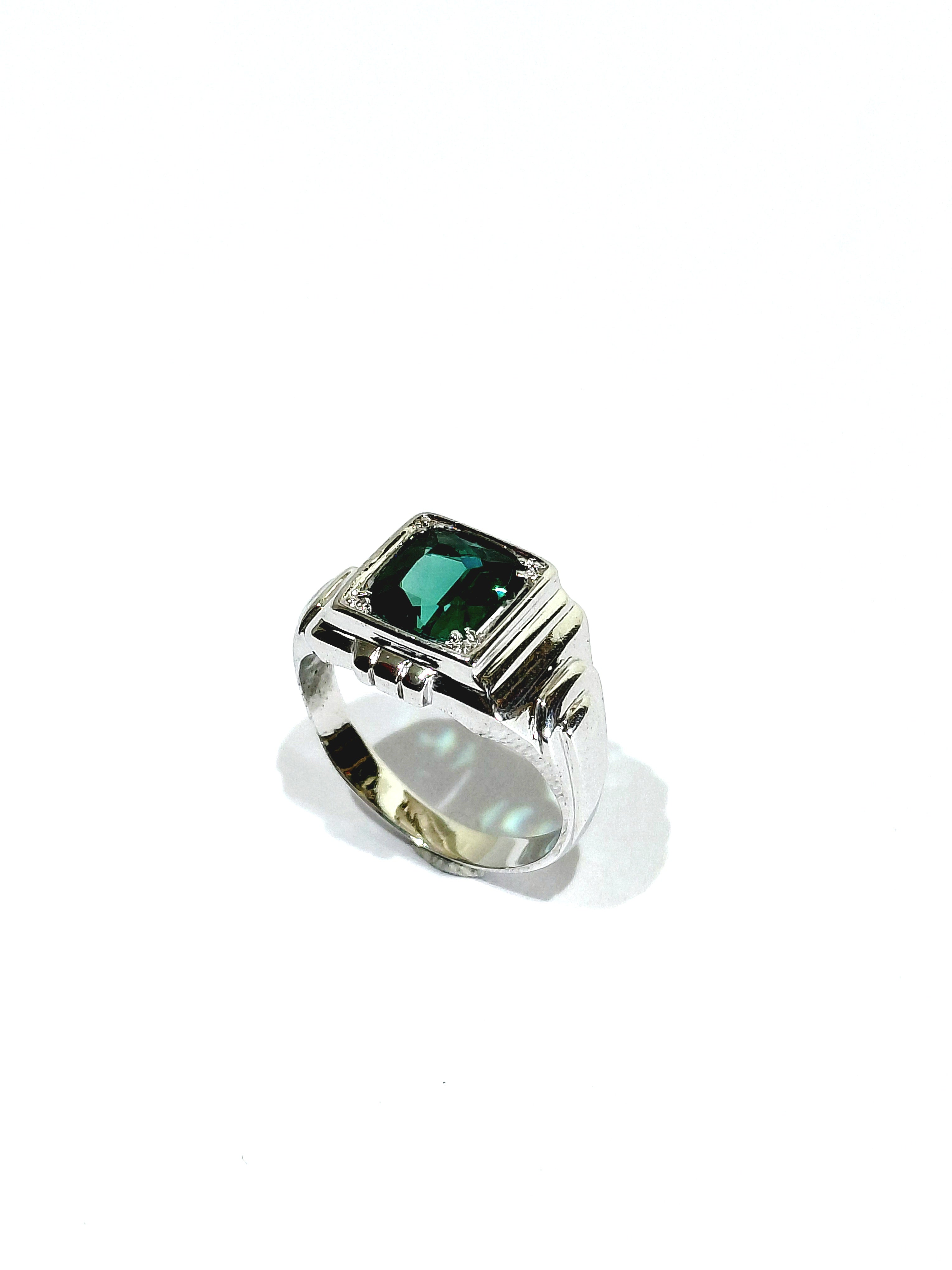 Bague Art Déco en or blanc et tourmaline verte
