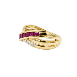 Bague en or jaune, rubis et diamants