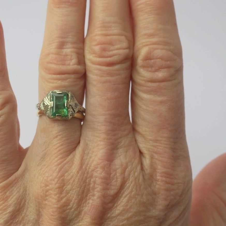 Bague Art Déco en or blanc, émeraude et diamants