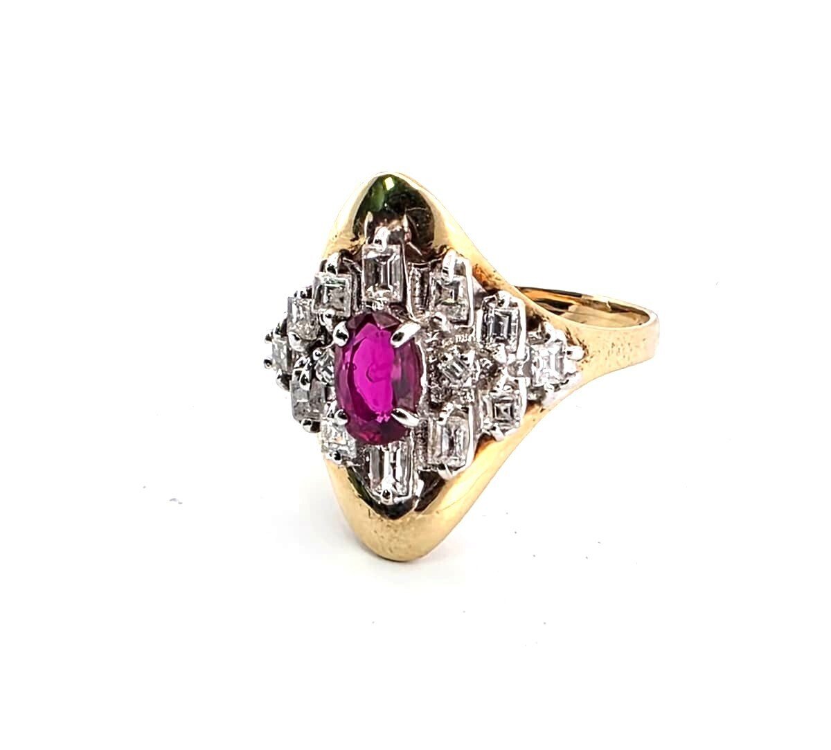 Anello in oro giallo 18 kt con rubino centrale e diamanti a contorno