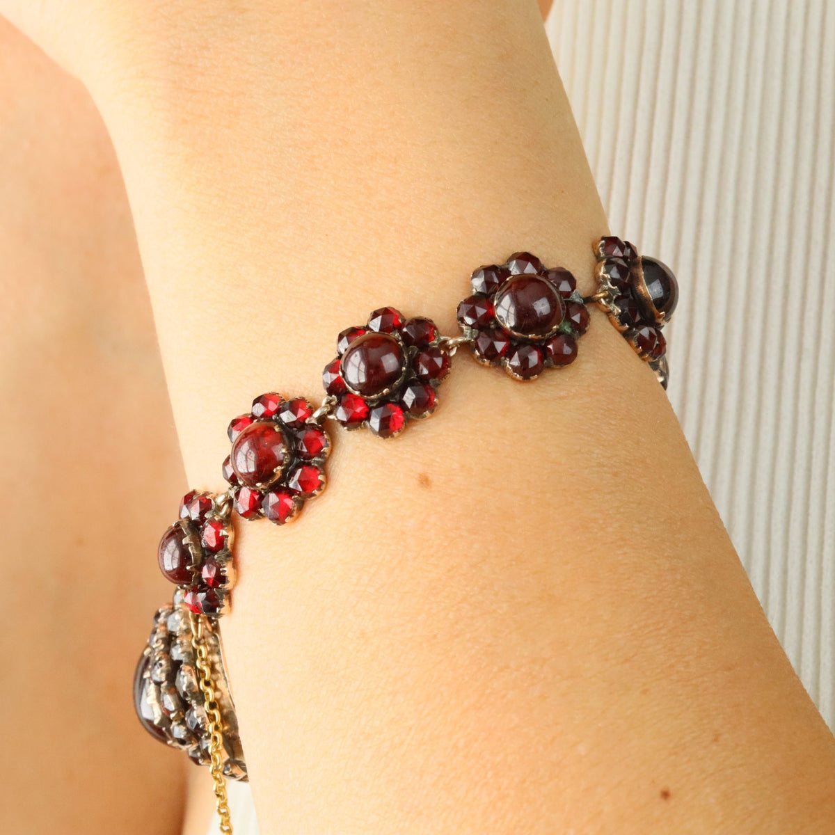 Bracelet en or jaune, argent et grenats