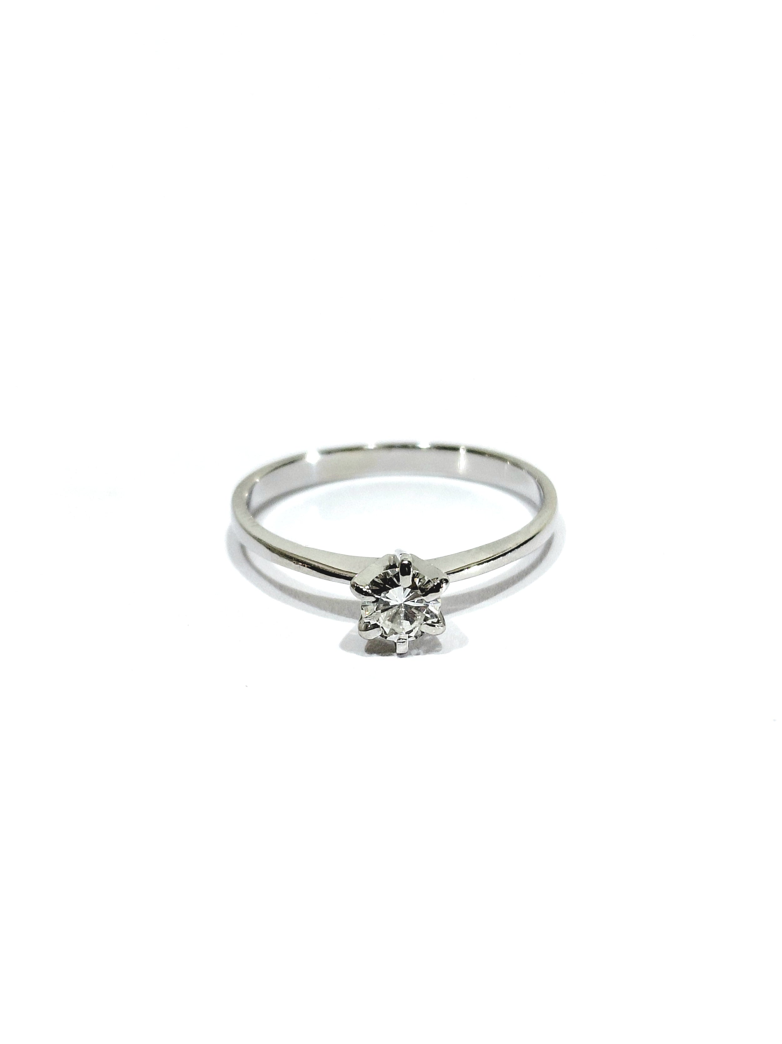 Solitaire en or blanc et diamant