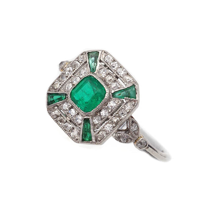 Bague Entourage en platine, émeraude et diamants