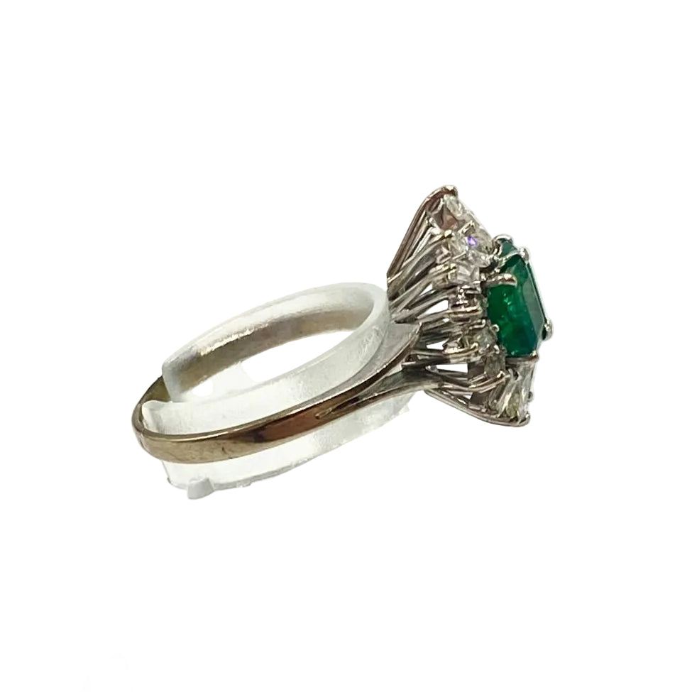Bague Entourage en or blanc, émeraudes et diamants