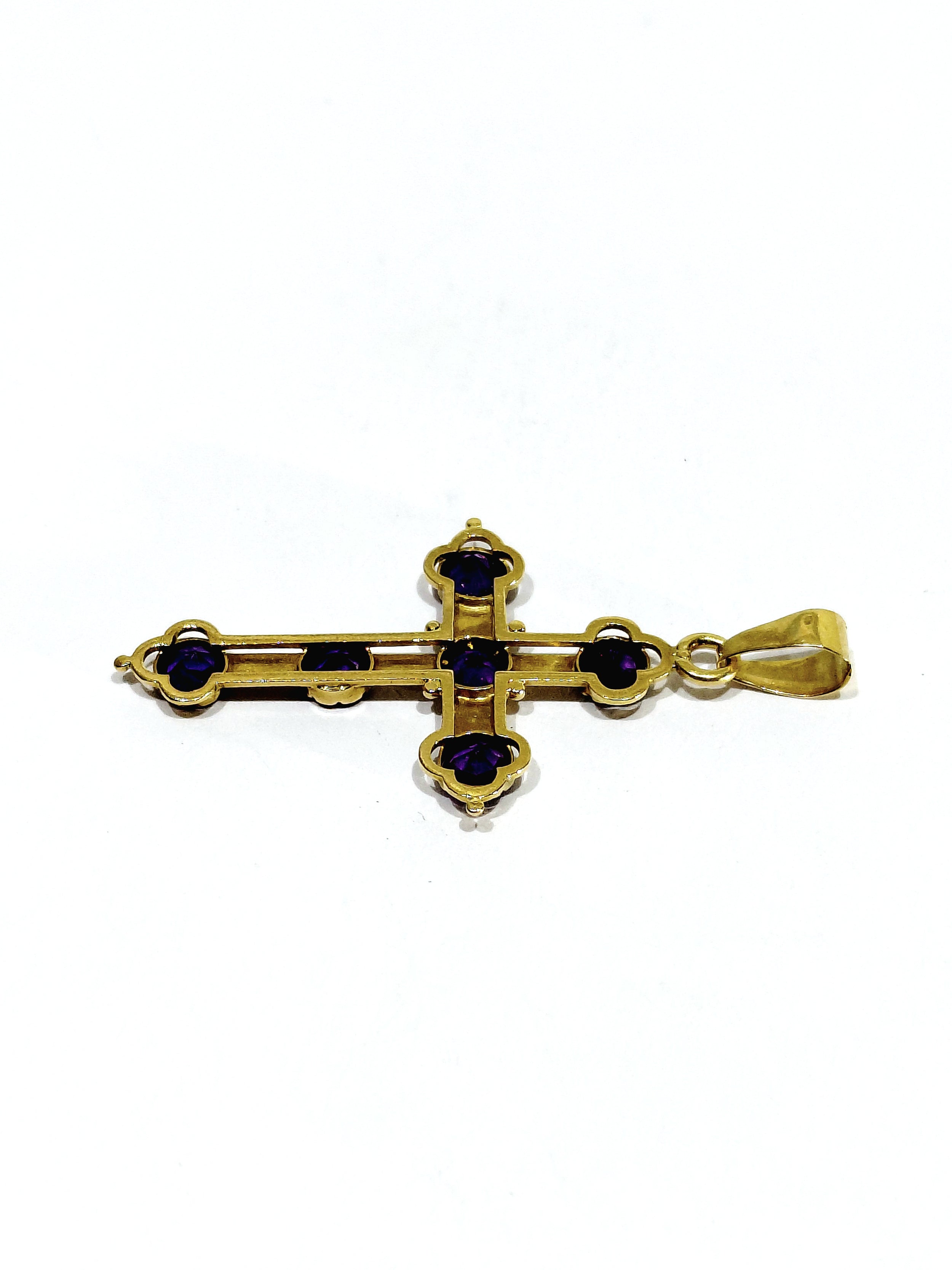 Croix en or et améthyste