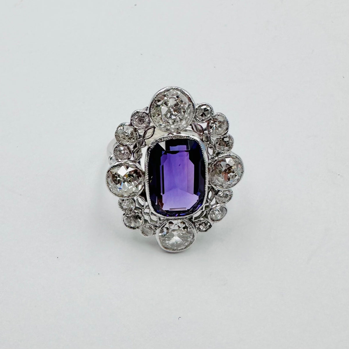 Bague Pompadour en platine, améthyste et diamants