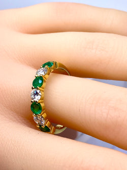 Bague Alliance en or jaune, émeraudes et diamants