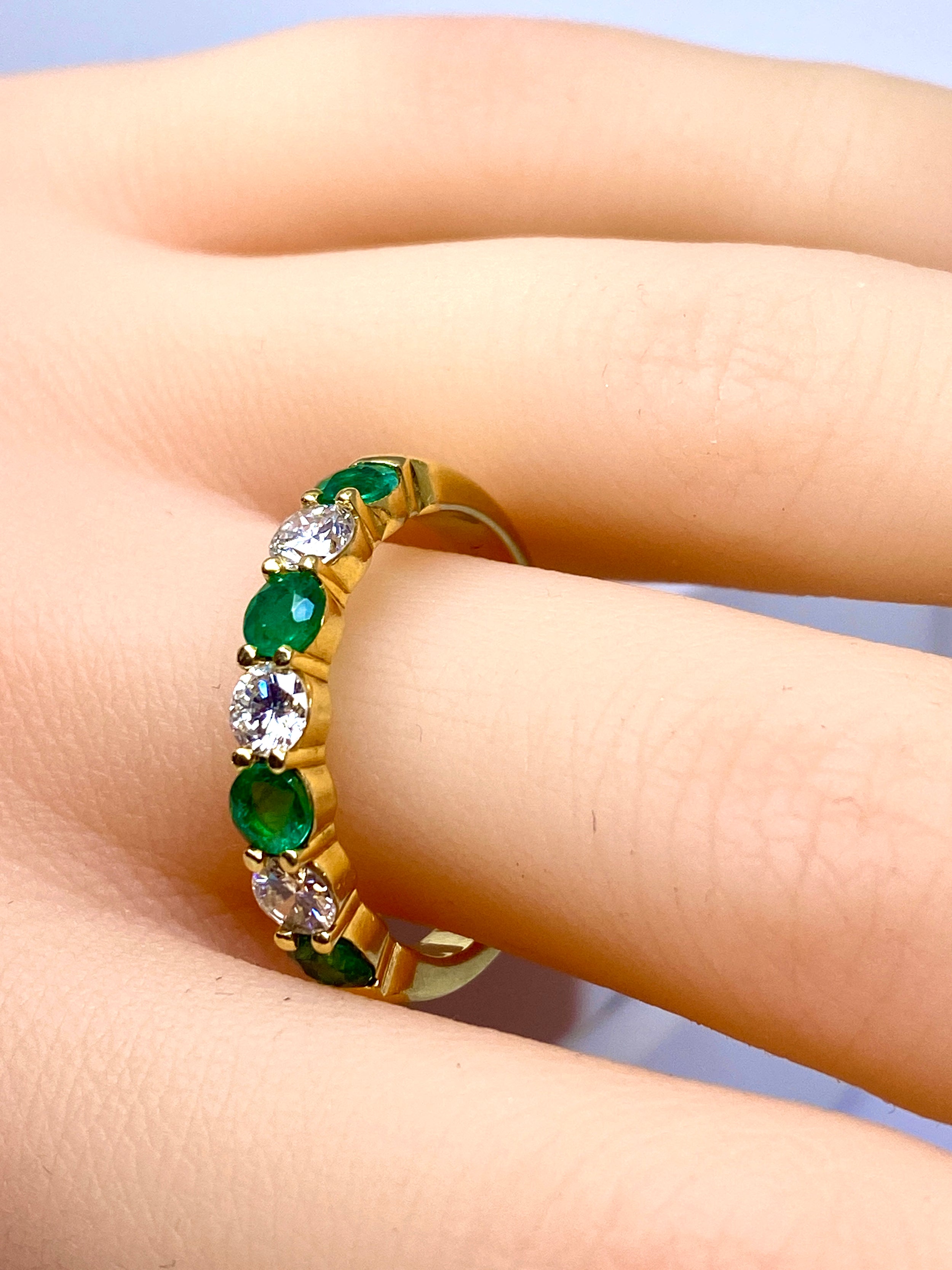 Bague Alliance en or jaune, émeraudes et diamants