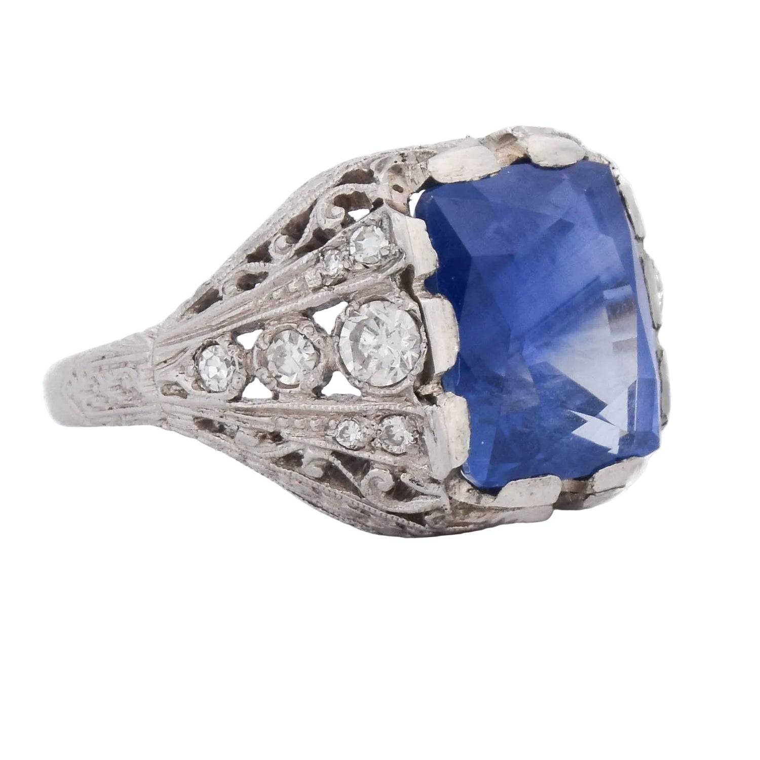 Bague Cocktail en platine, saphir et diamants