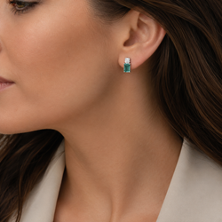 Boucles d’oreilles Puces en or blanc, émeraudes et diamants