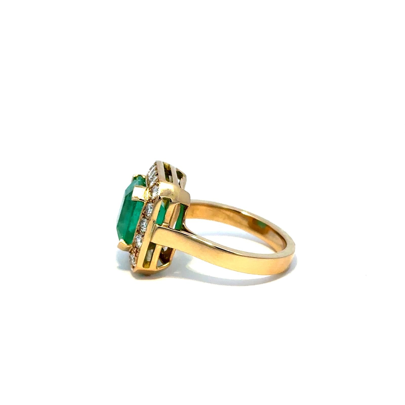 Bague Entourage en or jaune, émeraude et diamants