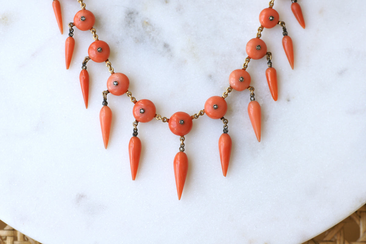 Parure Collier, boucles d'oreilles et bague en or jaune, argent, corail et diamants