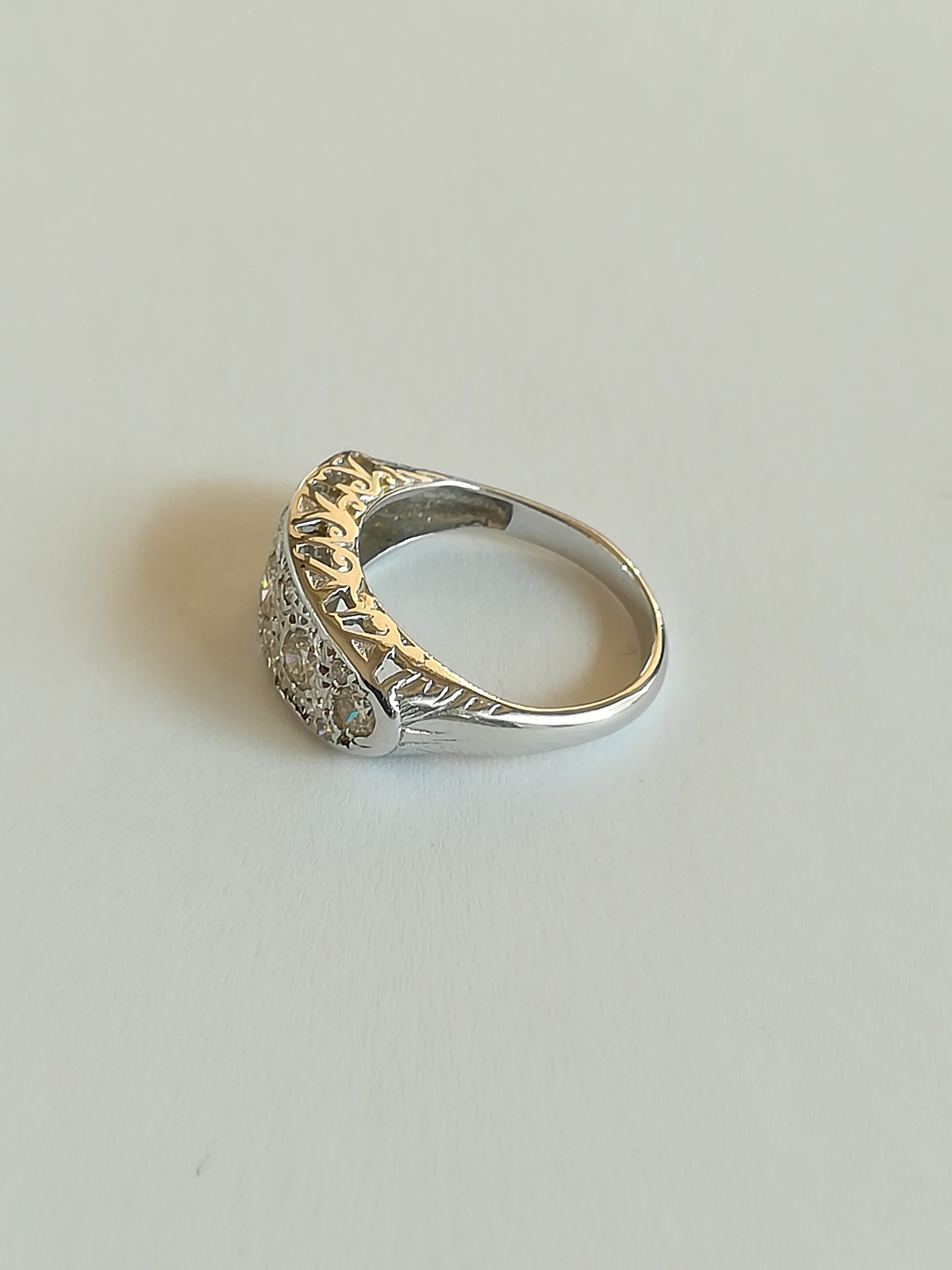 Bague Ancienne Jarretière en or blanc et diamants