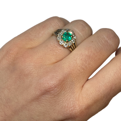 Bague Entourage en or jaune, émeraude et diamants