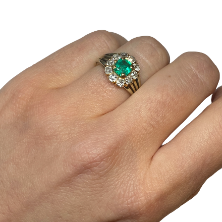 Bague Entourage en or jaune, émeraude et diamants