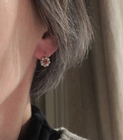 Boucles d’oreilles Dormeuses en or jaune, or banc, rubis, et perles