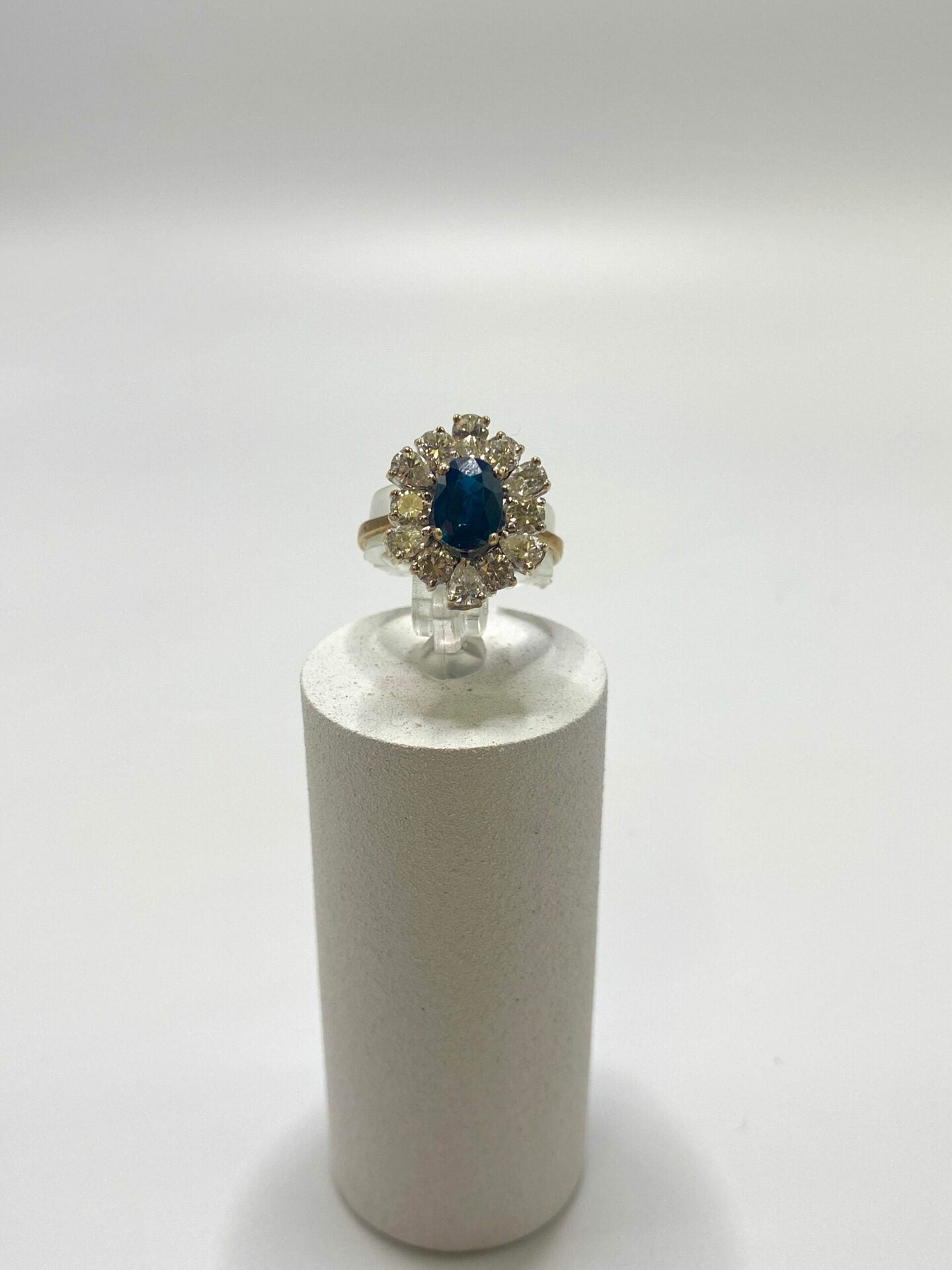 Bague Marquise en or jaune, saphir et diamants