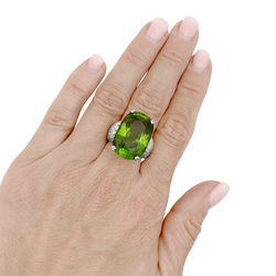 Bague Adler, or blanc, péridot et diamants.