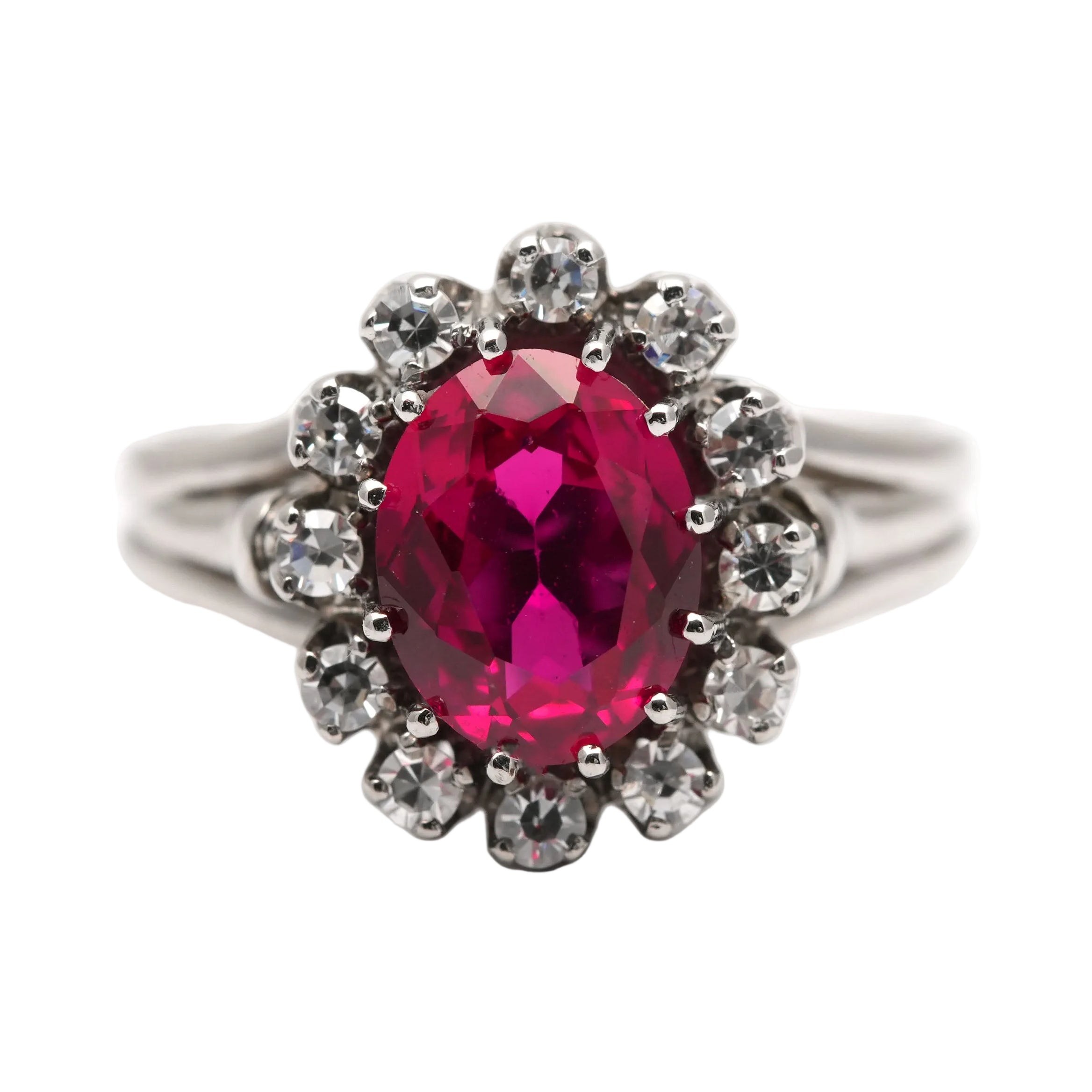 Bague Entourage en or blanc, rubis et diamants