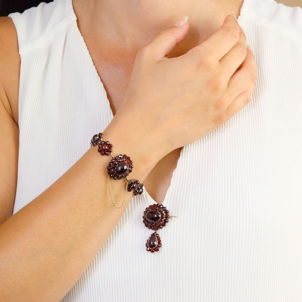 Bracelet en or jaune, argent et grenats
