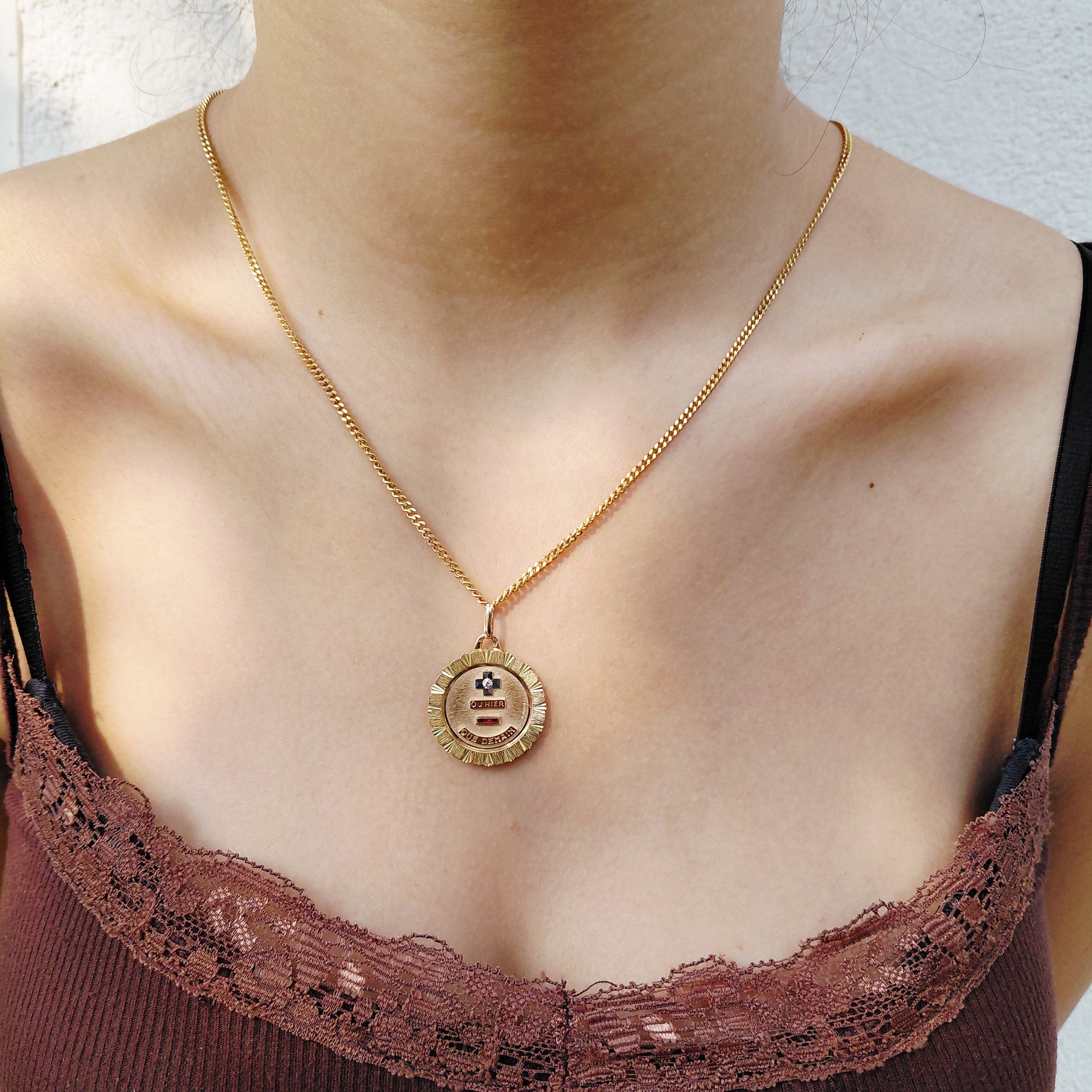 Médaille AUGIS en or jaune, or rose, rubis et diamant