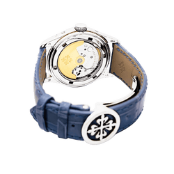 Montre Patek Philippe, "Annual Calendar", or blanc, nacre, diamants.