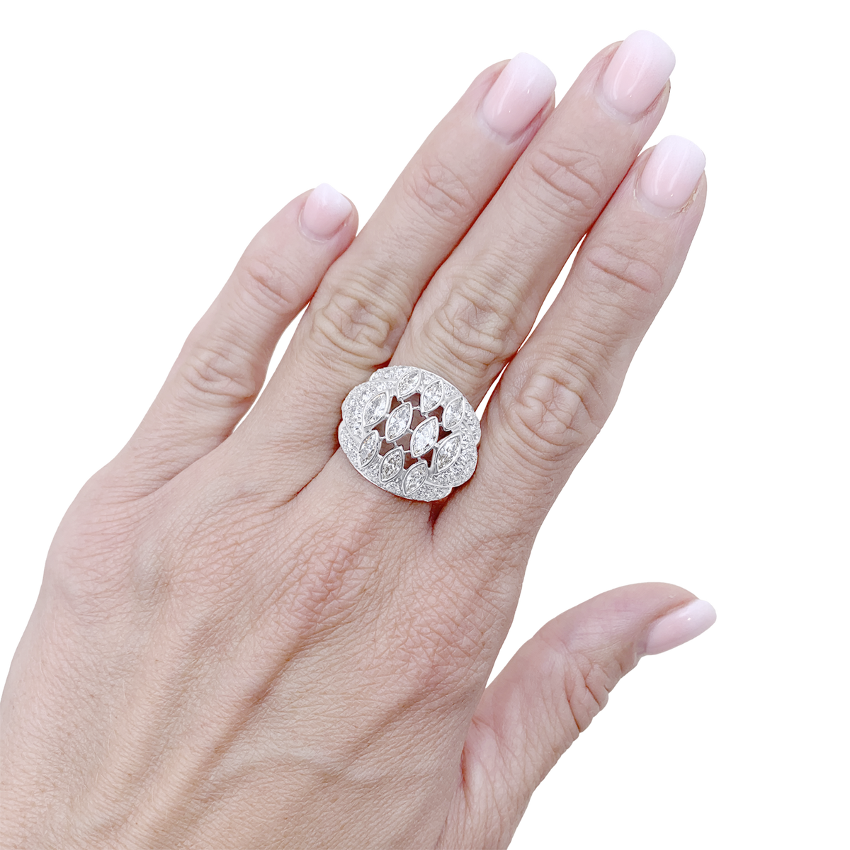 Bague boule vintage en or blanc et diamants.