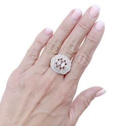 Bague boule vintage en or blanc et diamants.