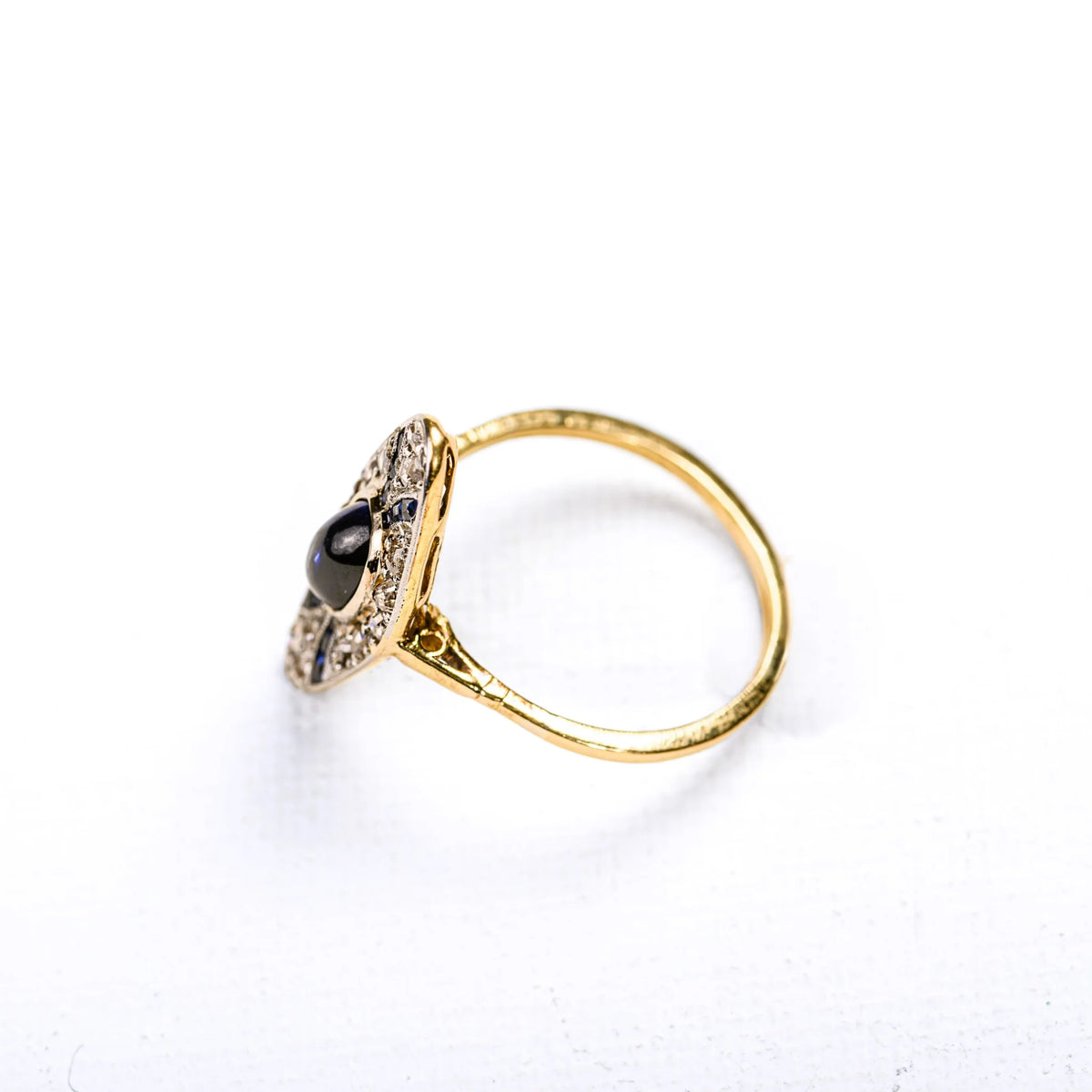 Bague marquise Art Déco en ors de couleurs, saphirs synthétiques et diamants