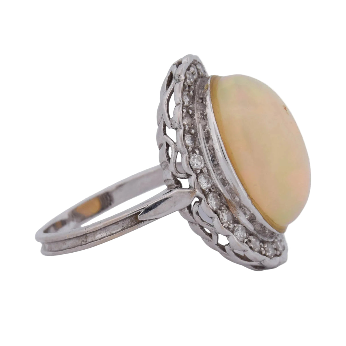Bague Entourage en or blanc, opale et diamants