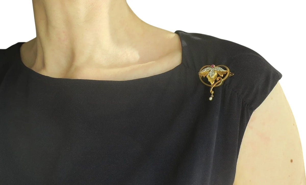 Pendentif broche Art Nouveau Rubis Diamants Perle fine Or rose 18 carats et Platine