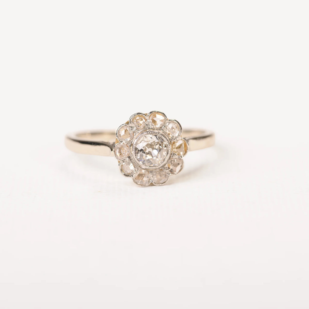 Bague marguerite ancienne diamants en or deux tons et platine
