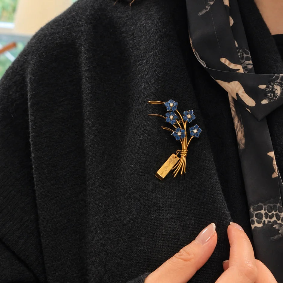 Broche Clip VAN CLEEF & ARPELS "Ne m'oubliez pas" en or jaune, saphirs et diamants