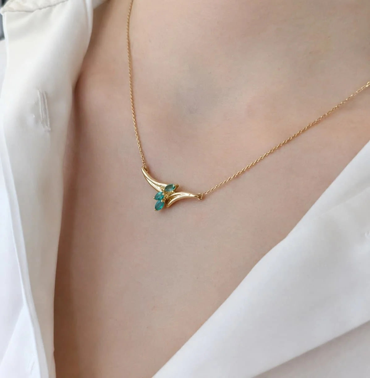 Collier Pendentif en or jaune et émeraudes