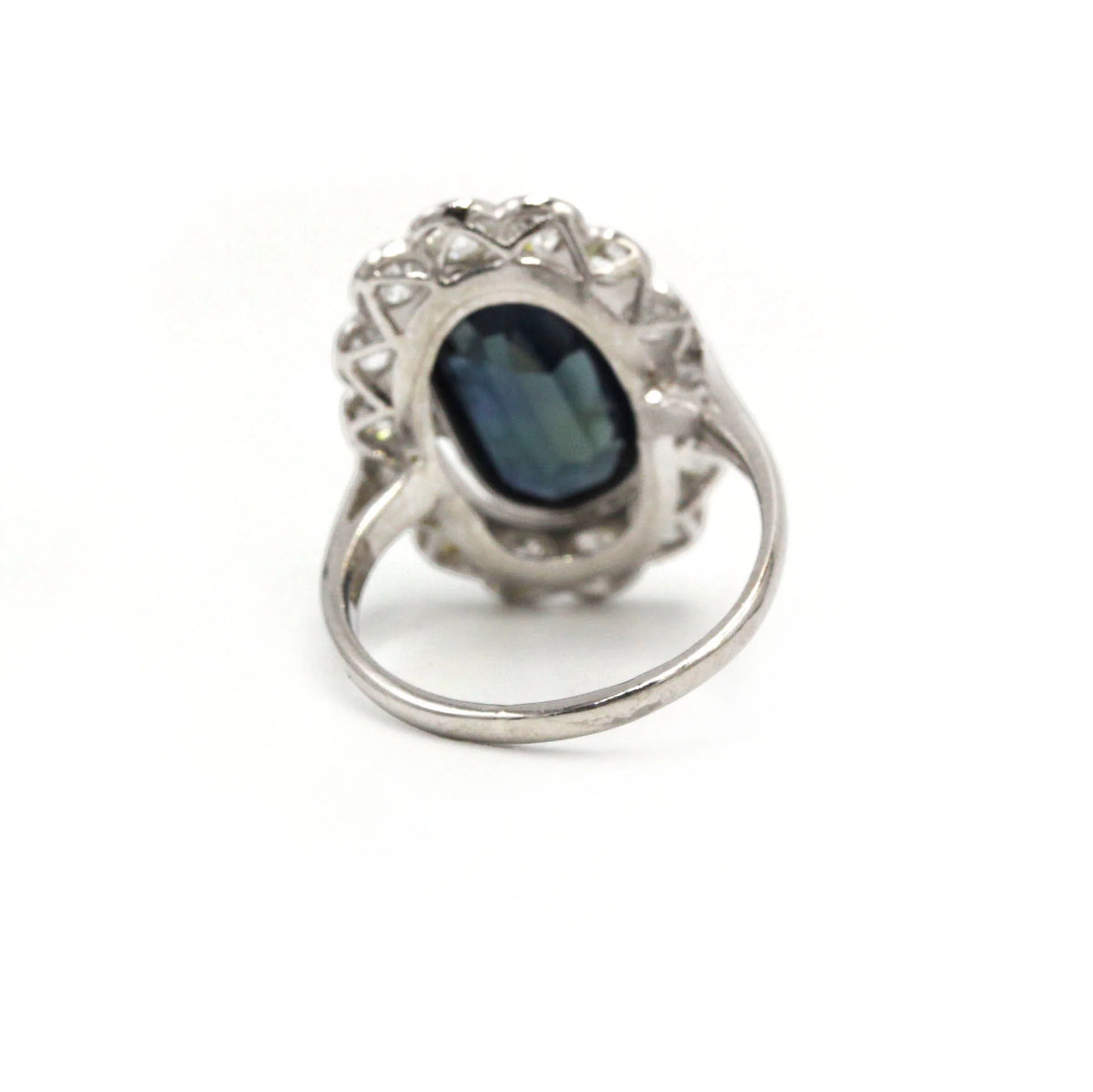 Bague Pompadour en platine, saphir et diamants