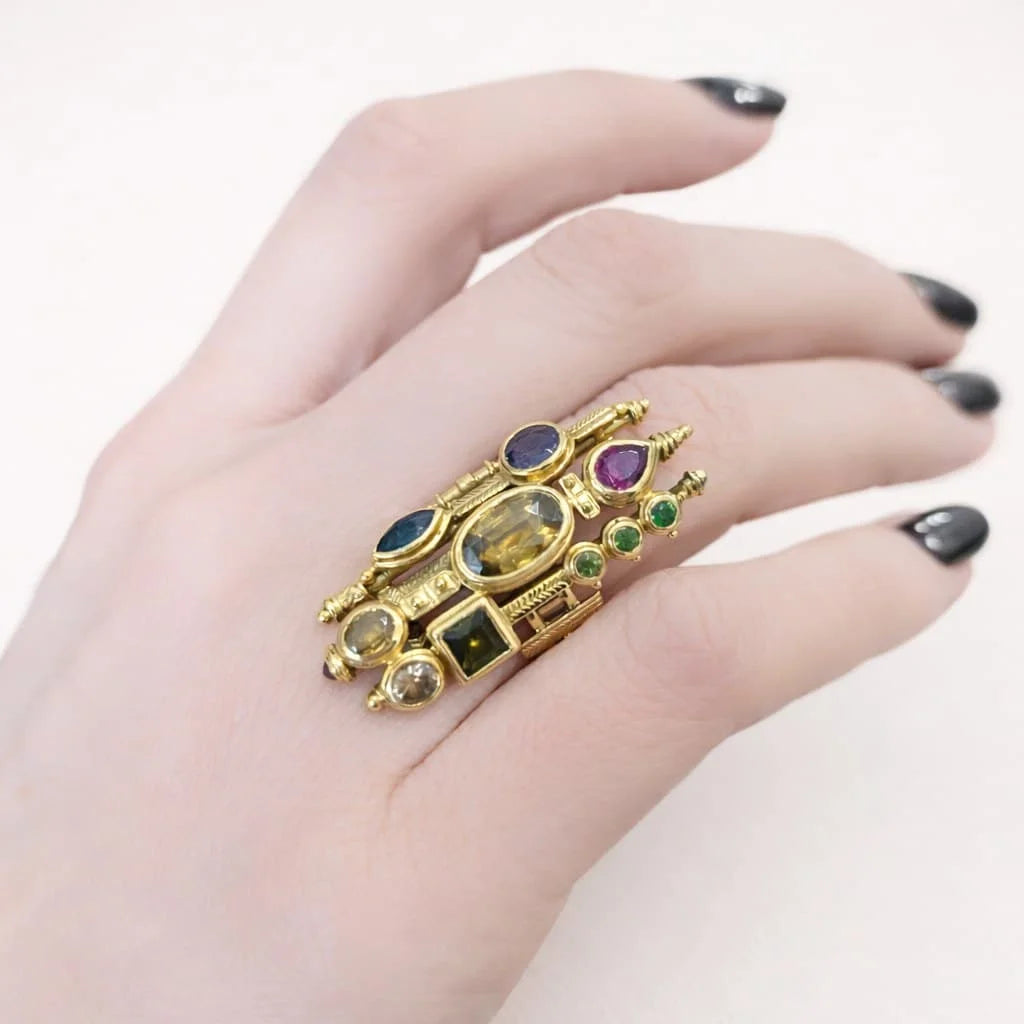 Bague en or jaune et pierres polychromes