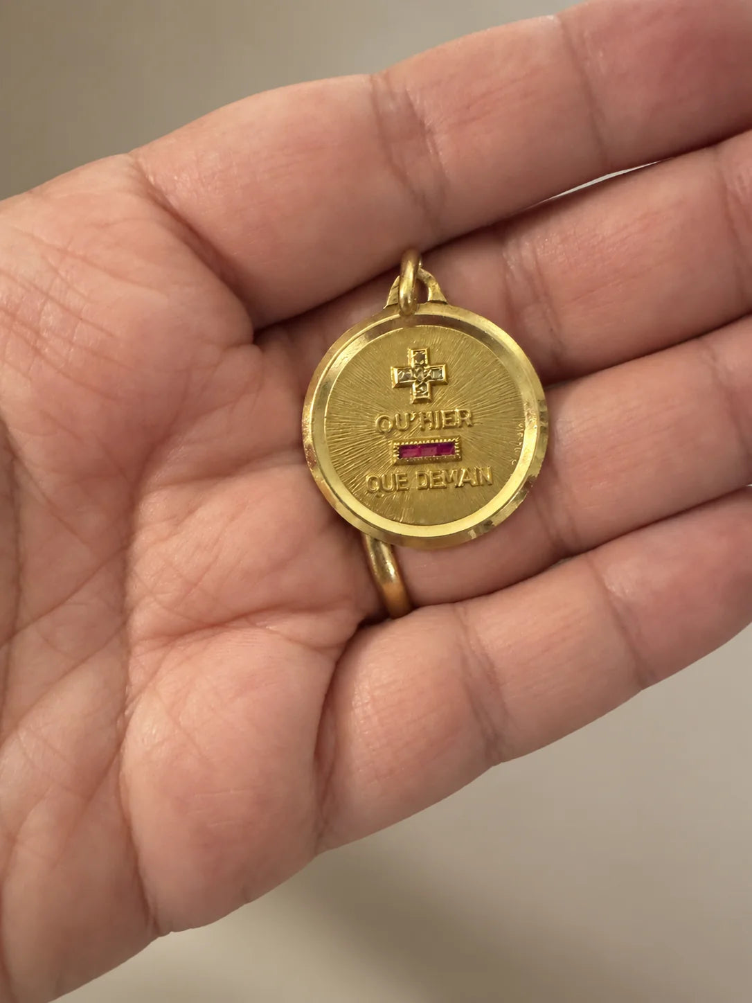 Médaille AUGIS en or jaune, pierres rouges et diamants