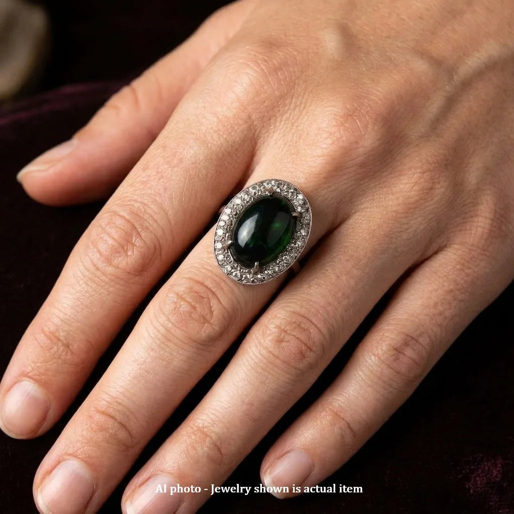 Bague Entourage en or blanc, opale et diamants