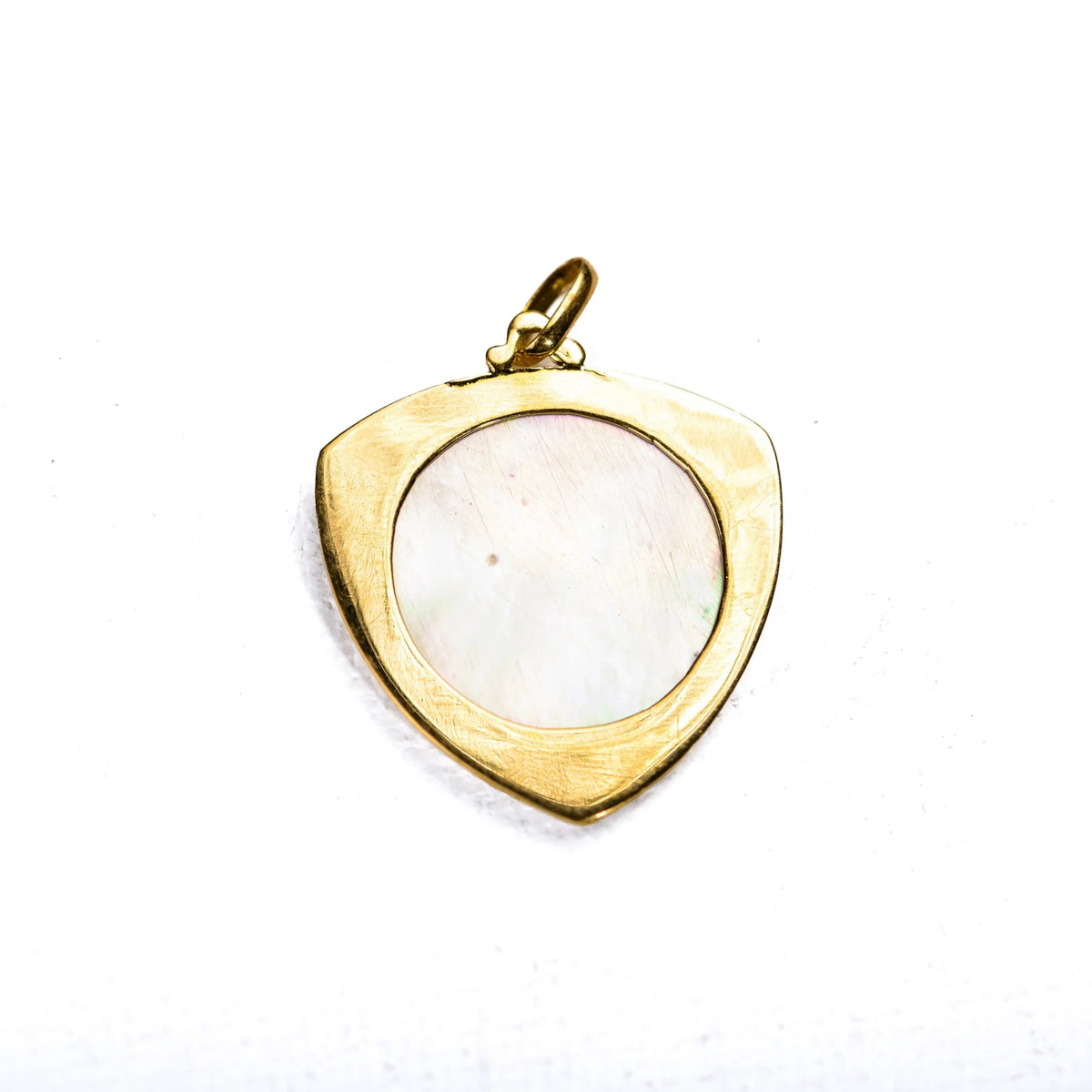 Médaille en or jaune et nacre
