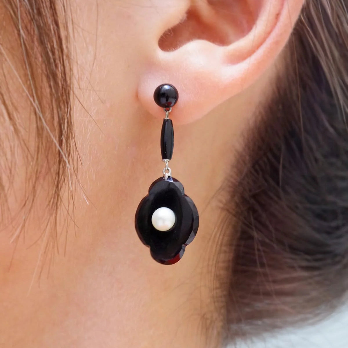 Boucles d'oreille Pendantes en or jaune, platine, onyx et perles