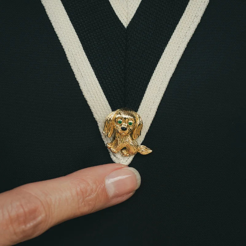 Broche Pin's VAN CLEEF & ARPELS en or jaune, onyx et émeraudes