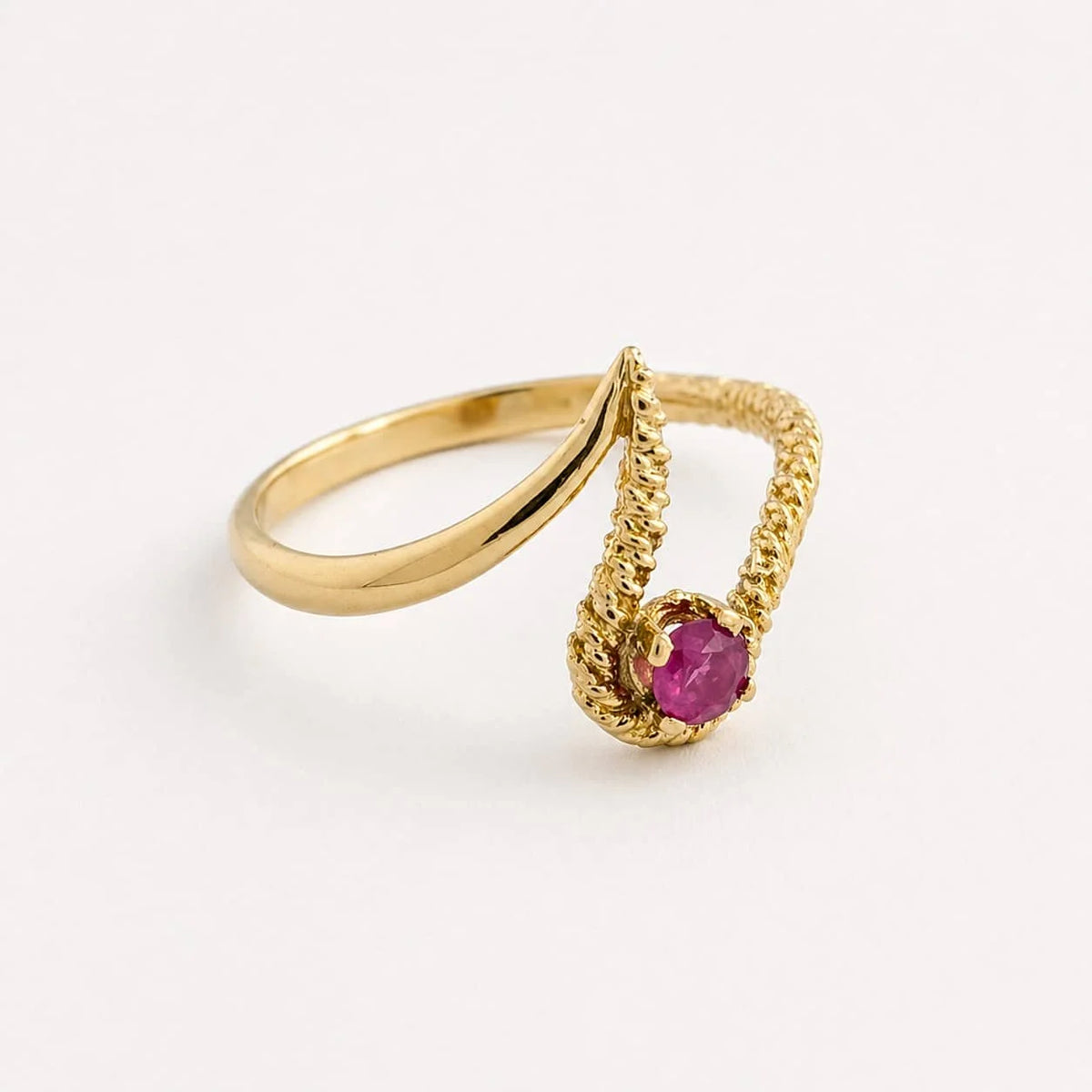 Bague en or jaune et rubis
