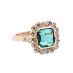 Bague Entourage en or jaune, émeraude et diamants
