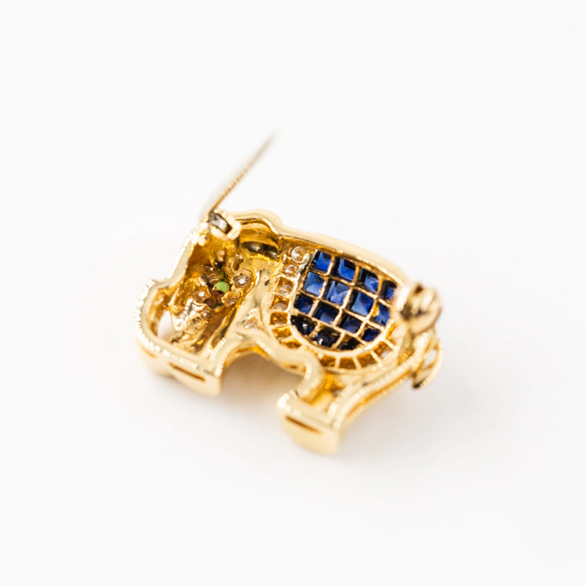 Broche "Elephant" en or jaune, diamants et saphirs