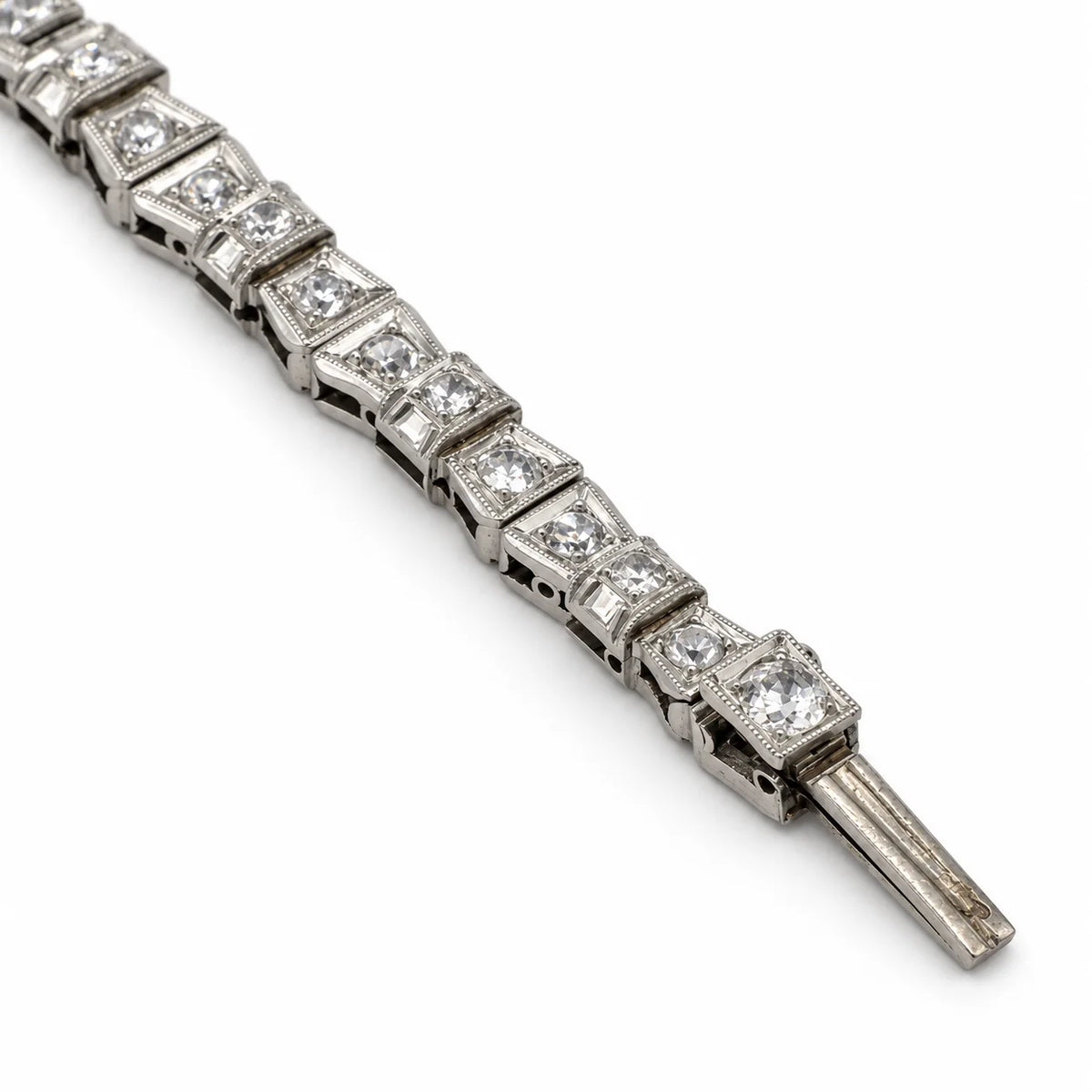 Montre Art Déco en platine et diamants
